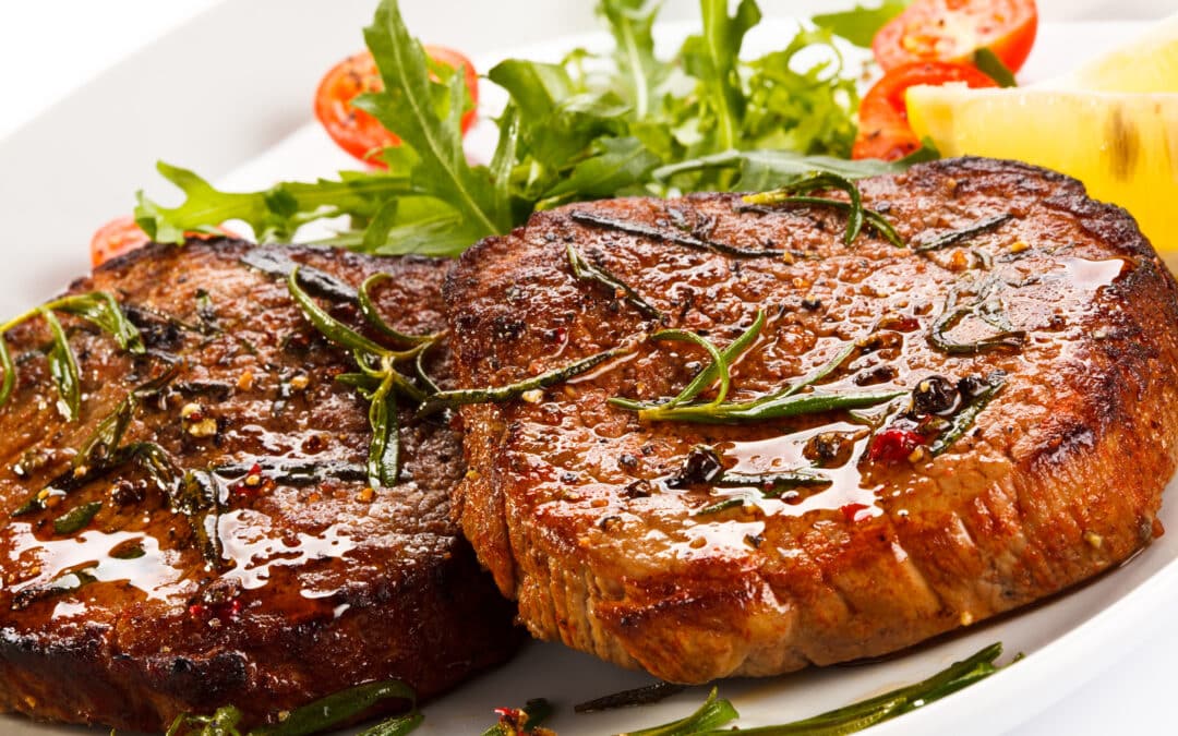 Schweinesteaks in Knoblauch-Oliven-Marinade